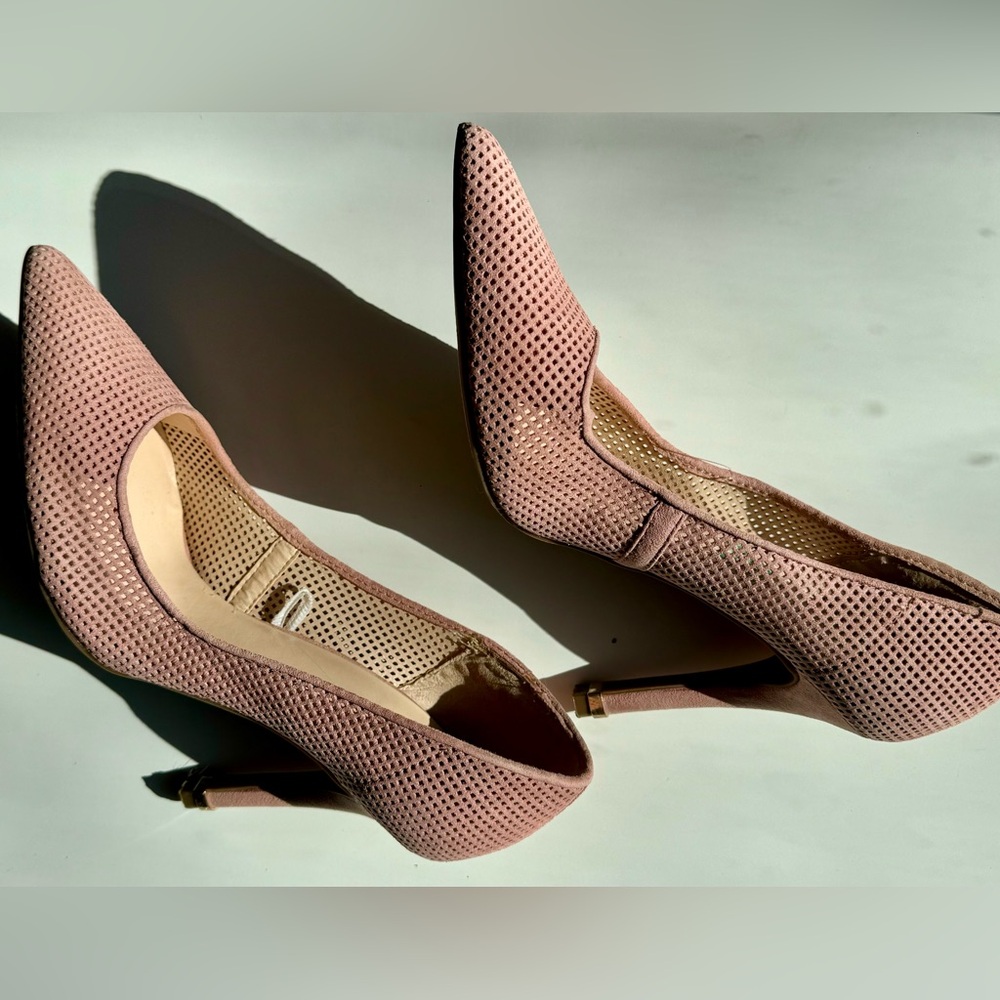 Guess pumps size 7.5US in dirty pink